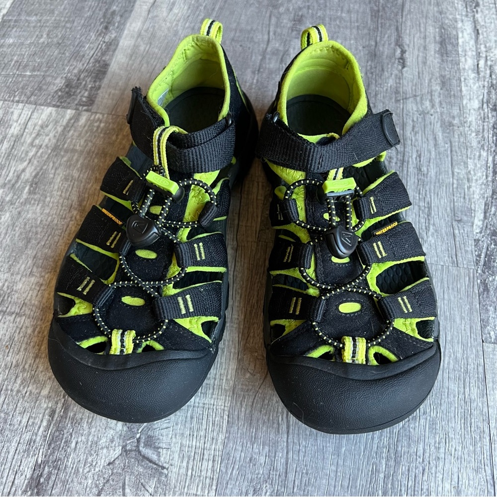 KEEN Newport H2 Kids Size 4 Black Green Sport Water Sandals